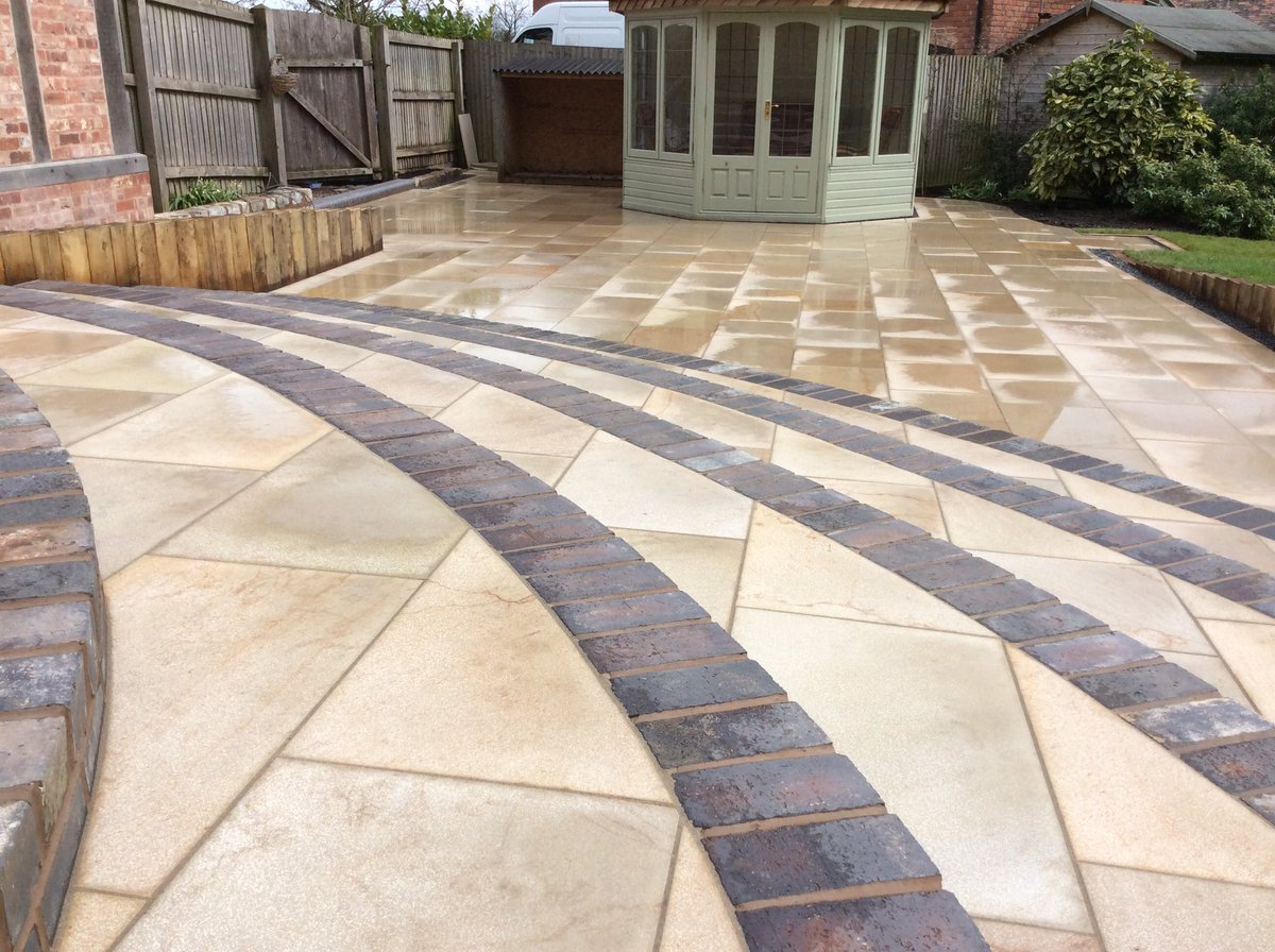 LtdAveryLand's tweet image. #AveryLandscapesLtd  #aboveallelsequality #naturalstoneslabs #patio #steps #oaksleepers #wall #garden #summeriscoming #brick @StonemarketUK