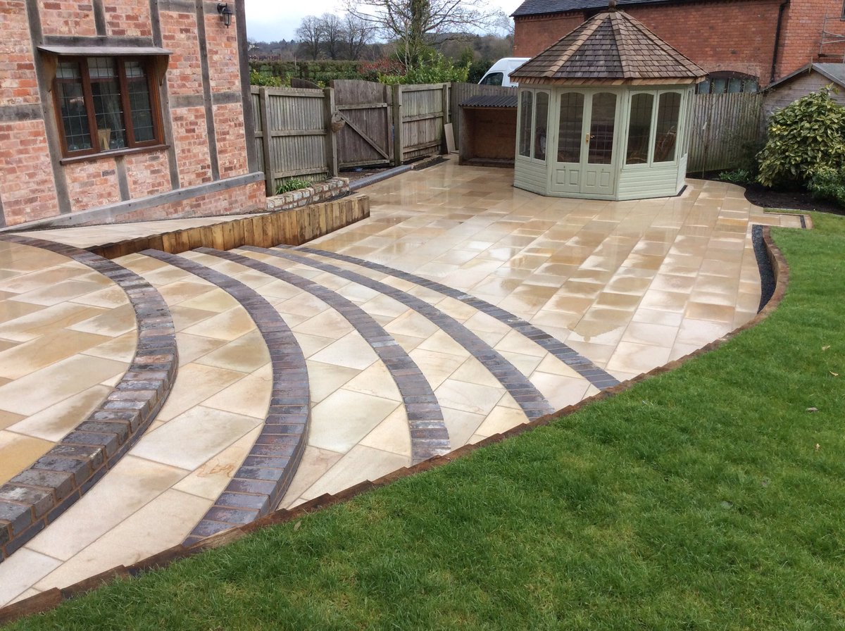 LtdAveryLand's tweet image. #AveryLandscapesLtd  #aboveallelsequality #naturalstoneslabs #patio #steps #oaksleepers #wall #garden #summeriscoming #brick @StonemarketUK
