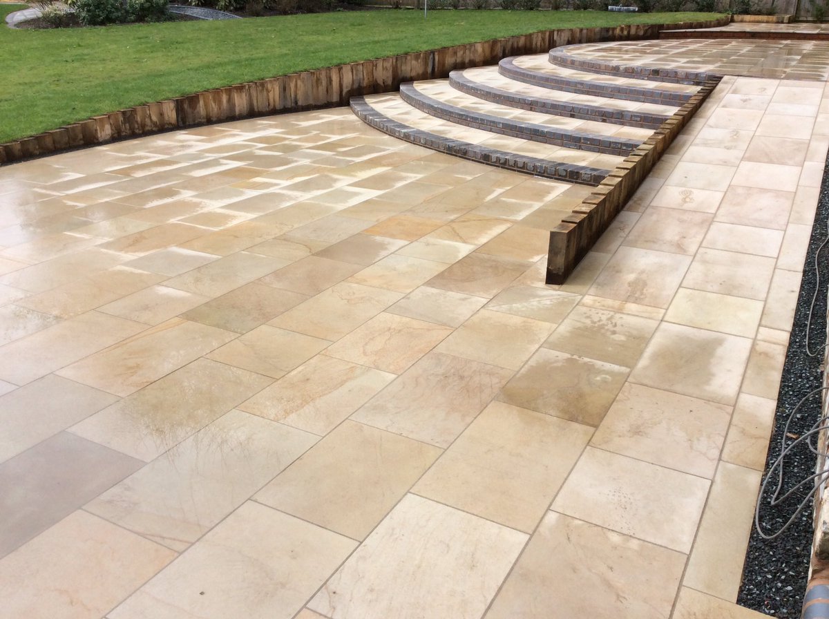 LtdAveryLand's tweet image. #AveryLandscapesLtd  #aboveallelsequality #naturalstoneslabs #patio #steps #oaksleepers #wall #garden #summeriscoming #brick @StonemarketUK