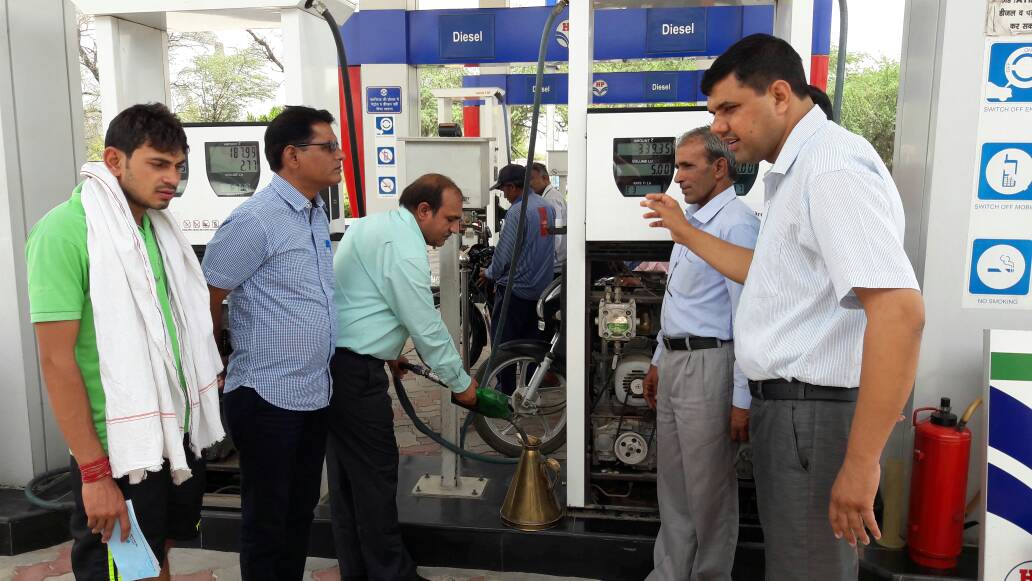 petro_planet's tweet photo. Q&amp;Q Drive at an outlet in M'garh Dist. Team of HPCL Officers and W&amp;M Officials carried out the Inspection. #OkReport
@HPCL @ManishTandon21 https://t.co/ItnE1PqsNG