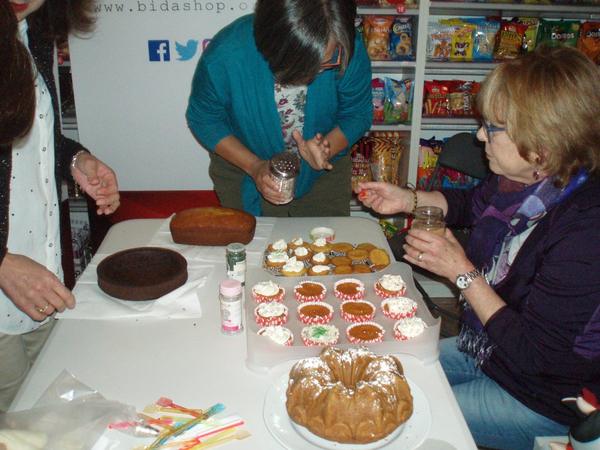 Así de bien lo pasamos ayer con Pilar Olalla en el taller de elaboración y decoración de cupcakes y bizcochos en Candy Cakes. :) #Irun