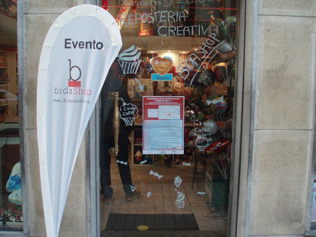 bidaShop's tweet image. Así de bien lo pasamos ayer con Pilar Olalla en el taller de elaboración y decoración de cupcakes y bizcochos en Candy Cakes. :) #Irun