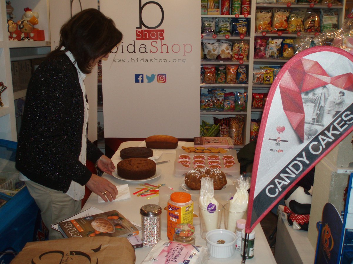 bidaShop's tweet image. Así de bien lo pasamos ayer con Pilar Olalla en el taller de elaboración y decoración de cupcakes y bizcochos en Candy Cakes. :) #Irun