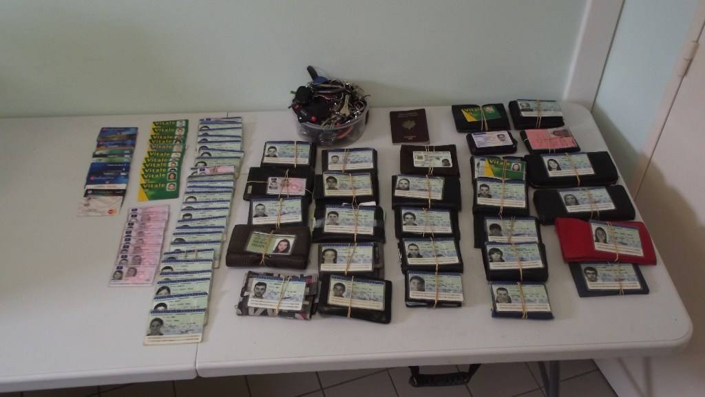 NR_Tours's tweet photo. #Pernay : les objets perdus du Teknival ; à récupérer à la gendarmerie https://t.co/sJJOjtGyWG #nouvellerepublique https://t.co/IWj8CkXrHg