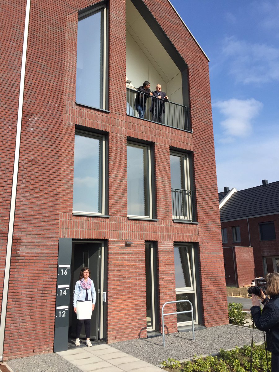 Vandaag 9 nieuwe bewoners blij maken met de sleutels van hun appartement. Weer een mooi @Woonlinie project op Den Eng!