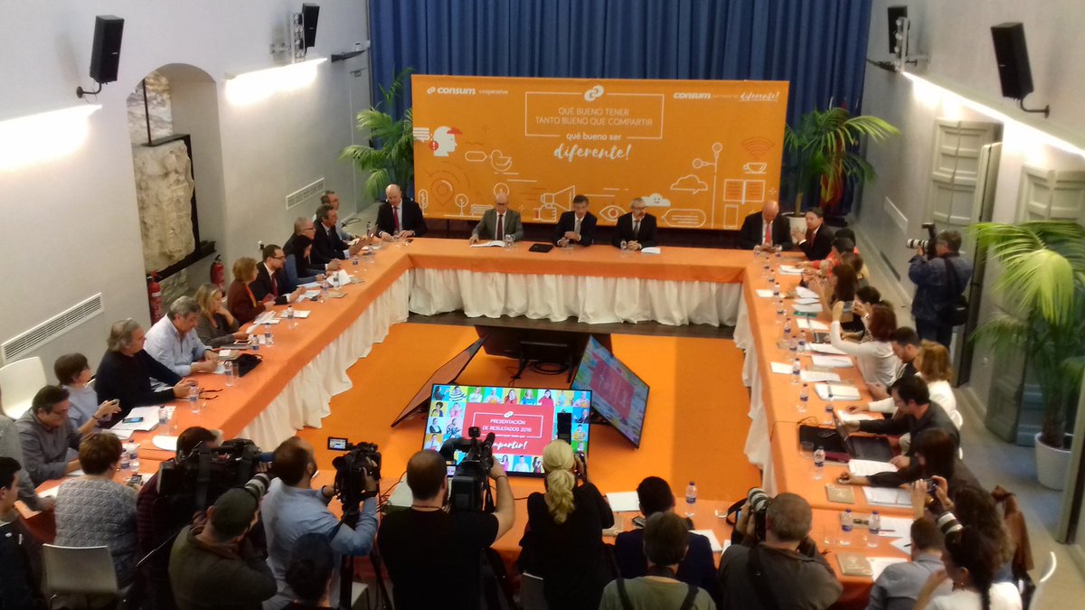 Consum's tweet photo. Comenzamos con la presentación de resultados ¿Preparad@s? El director general de Consum, Juan Luis Durich ofrece los detalles #consum2016 https://t.co/qYZNdUIrI1