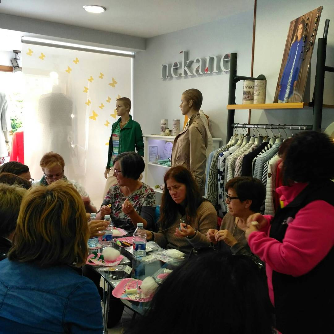 bidaShop's tweet image. Cómo disfrutamos antes de ayer con el Taller de Costura de Arreglitos en @moda_nekane. Un gustazo de mediodía. bidashop.org/calendario-y-t… #Irun