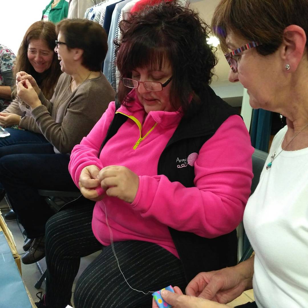 bidaShop's tweet image. Cómo disfrutamos antes de ayer con el Taller de Costura de Arreglitos en @moda_nekane. Un gustazo de mediodía. bidashop.org/calendario-y-t… #Irun