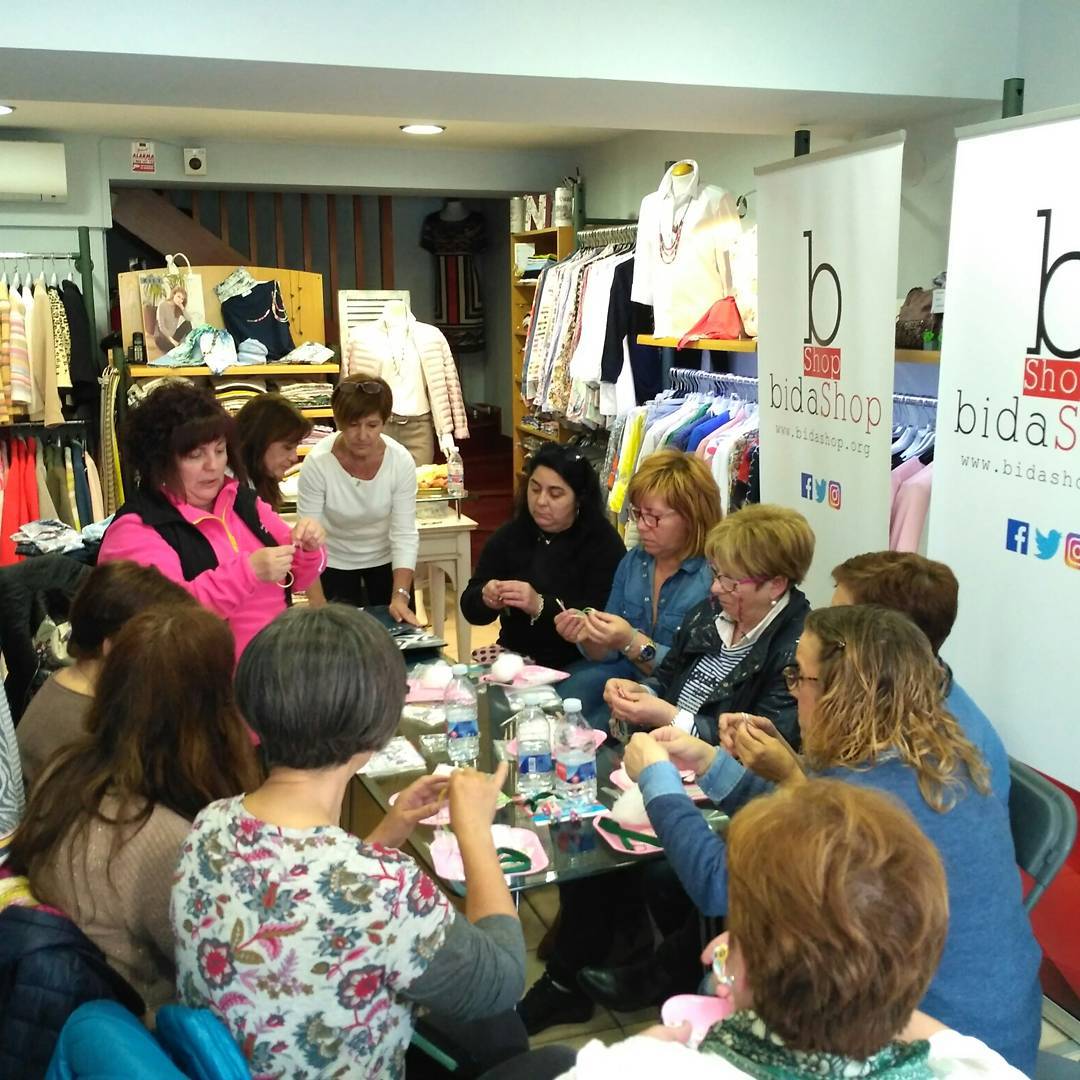 Cómo disfrutamos antes de ayer con el Taller de Costura de Arreglitos en <a href="/moda_nekane/">Nekane Moda</a>. Un gustazo de mediodía. bidashop.org/calendario-y-t… #Irun