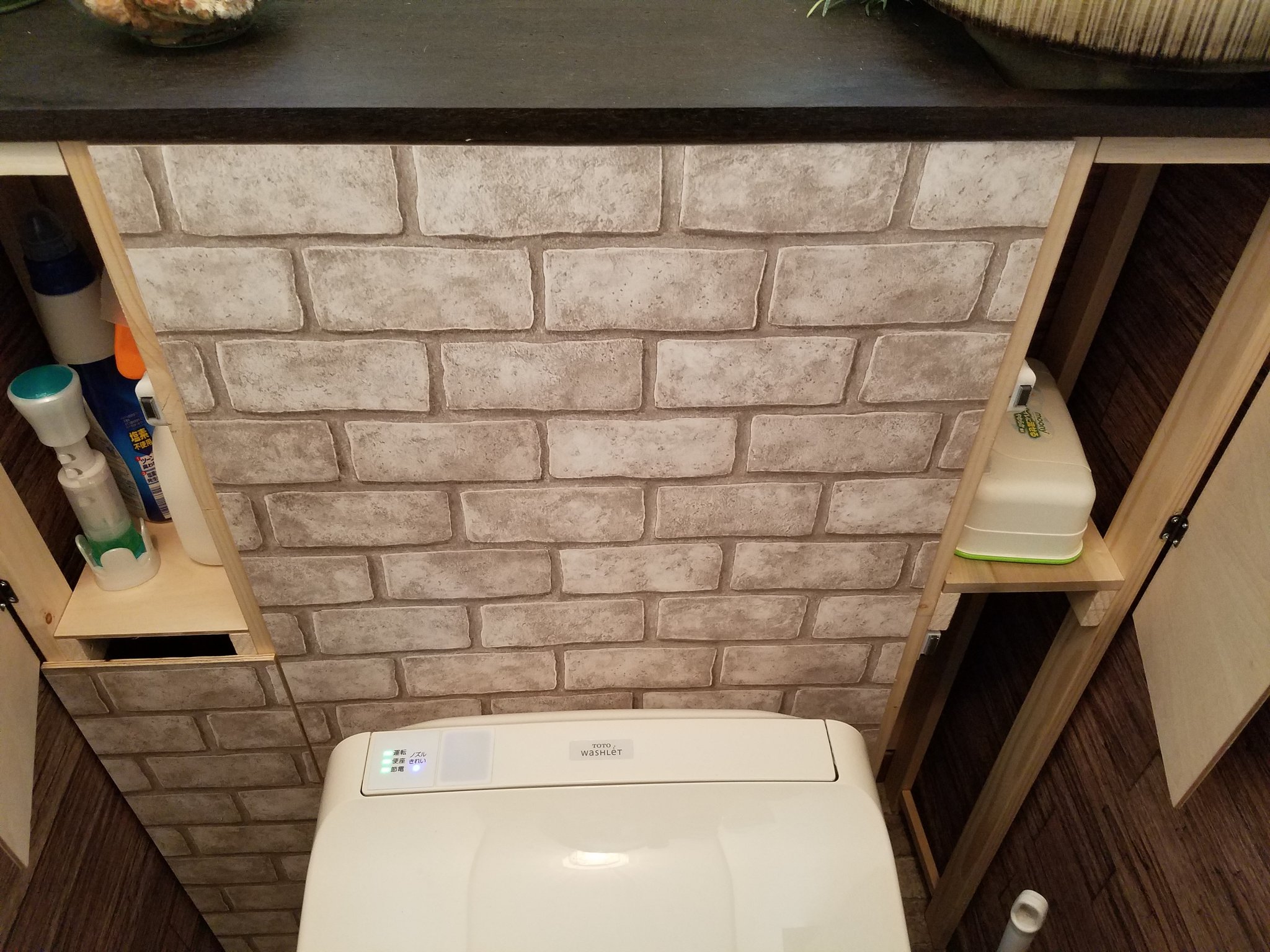 Koike 715 今回の トイレdiy タンクレス風 にする際タンク前の板は支柱にとめずメンテナンス用にプラスティックのキャッチャーを 横の扉以外もマグネットを使っている こんなことしたから余計面倒だったのかなぁ でも確認しやすいし良かったと 今