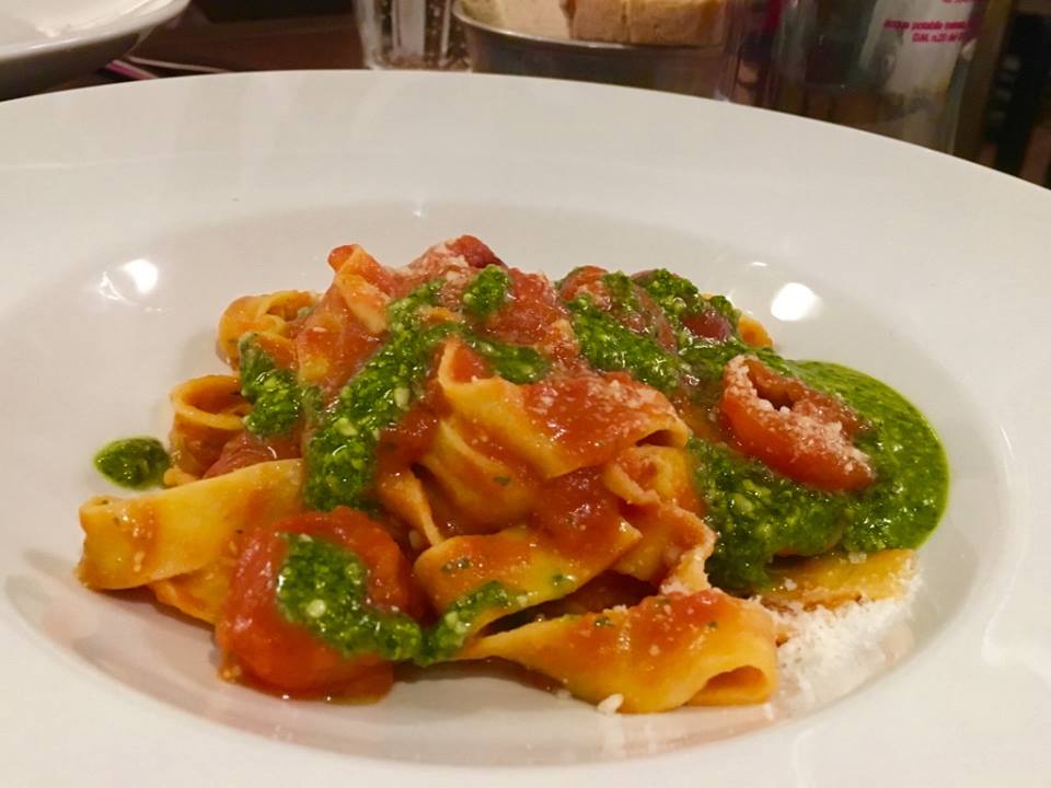nidocivetta's tweet photo. フィレンツェの生パスタの美味しいお店🎵店先で作られた出来立てパスタがそのままテーブルへ。平日のランチは料理1品＋水＋エスプレッソで10ユーロとお得です。一人でも入りやすいのもGoo~!!😊👍
Tamerò (Piazza Santo Spirito, 11r)　毎日営業 https://t.co/5Xwz6SYSfo
