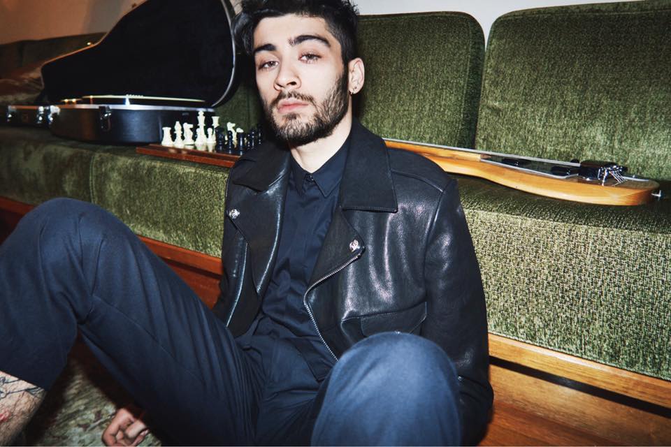 MeRadioSG's tweet photo. [NEWS] #ZaynMalik under fire for asking fans to help fund cancer treatment. - https://t.co/xGSNdH106c https://t.co/QFi5WtleQW