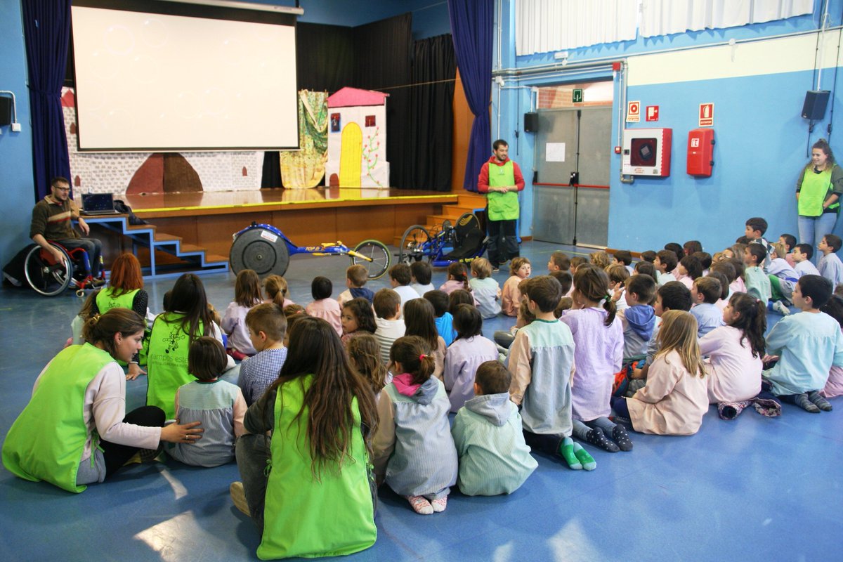 CAMPOSESTELAcom's tweet photo. Un video del #VospaTour amb en #RogerPuigbo a @EscolaMossen https://t.co/u5Uz20MN4c Presentarem reportatge sencer a: https://t.co/vpoQdO8gJm https://t.co/0ynQ3luSLH