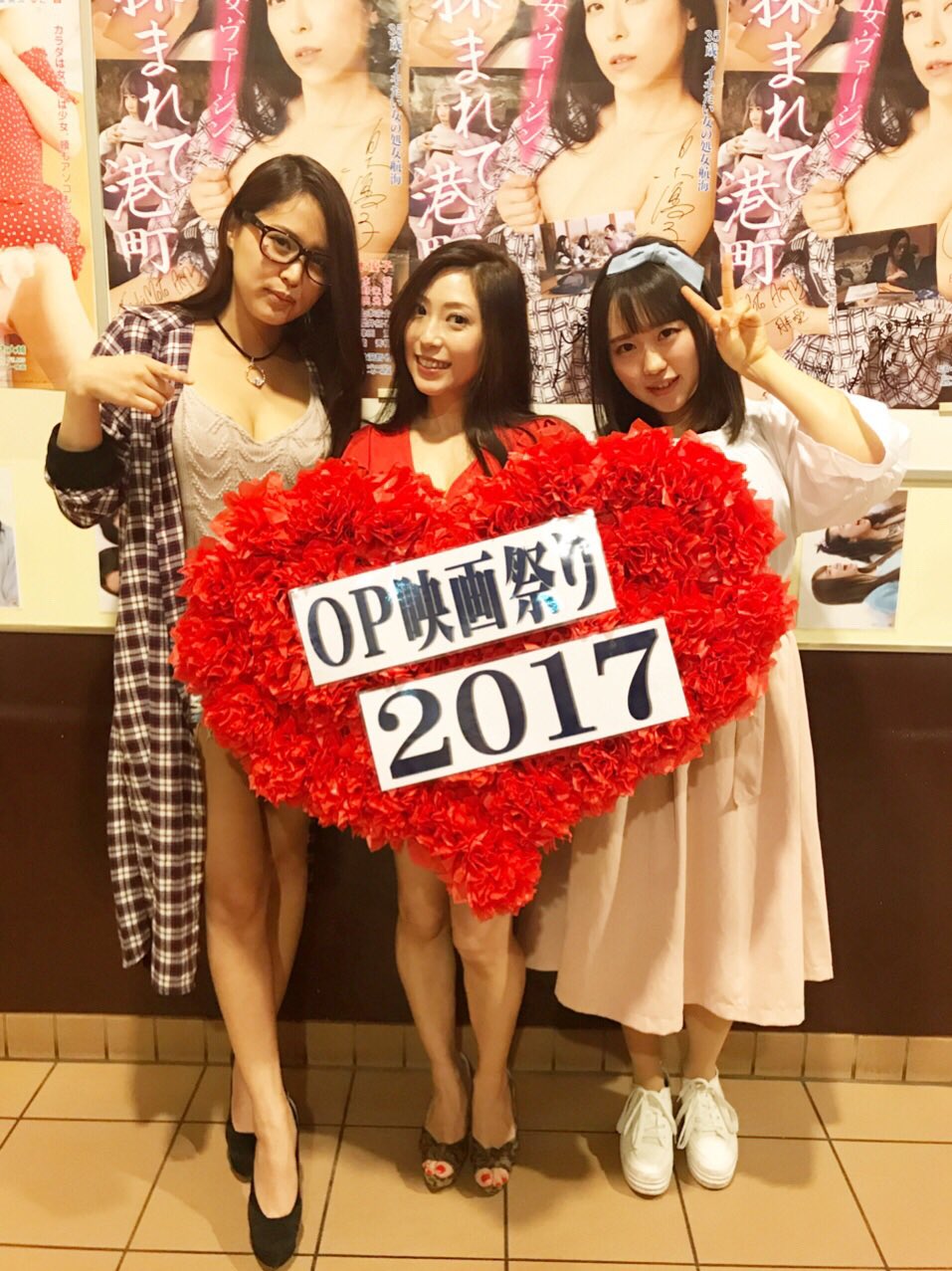 1 pic. 上野おーくら劇場 舞台挨拶 足を運んでくださった方々 ありがとうございました\( ･ω･ )/ 7/1からの新宿テアトルさんでは Ｒ15でえろしーん少なめの ドラマシーン多めになってるので そちらも絶対みてください♡ https://t.co/dho5sOAjXc