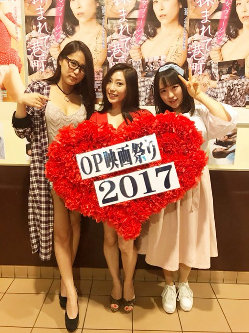 上野おーくら劇場  舞台挨拶 足を運んでくださった方々 ありがとうございました\(  ･&omega;･ )/  7/1からの新宿テアトルさんでは Ｒ15でえろしーん少なめの ドラマシーン多めになってるので  そちらも絶対みてください♡