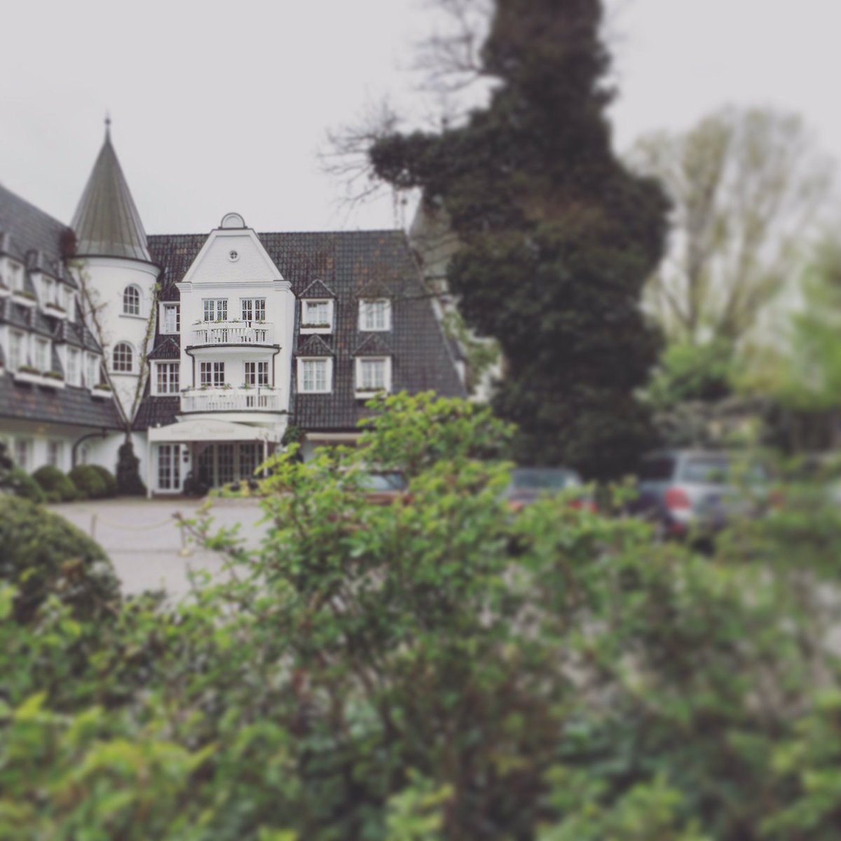 kaibehrmann's tweet photo. Die Mannschaft ist auf dem Weg: Im 5-Sterne-Landhaus #Wachtelhof bereitet sich der #HSV bis Sonnabend auf das Duell mit Mainz vor @welt_hh https://t.co/f5antntKgl