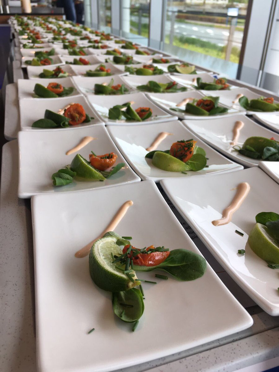 GertvanAssen's tweet photo. Vandaag extra veel gasten ivm #PayrollCloud sessie. Dan maken we gewoon extra bordjes op met vers gebakken gambas! 🍤 @AFAS https://t.co/sSrs1rc2W6