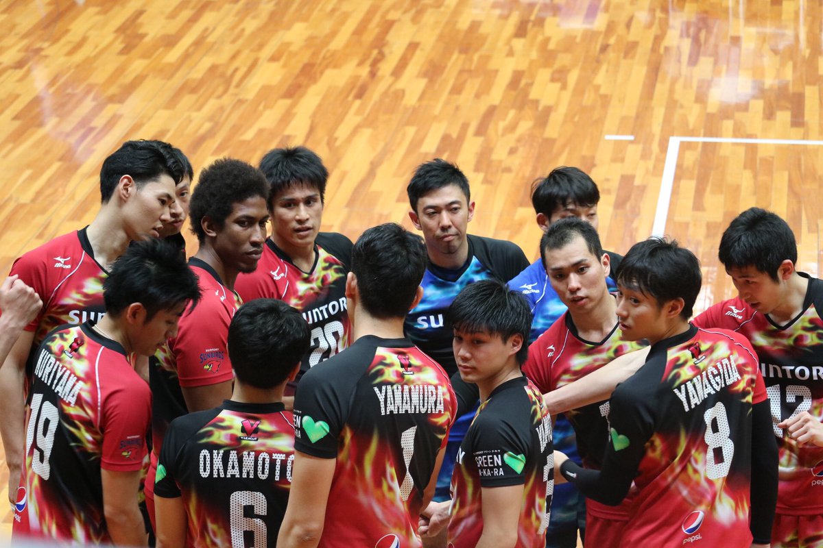 hy1_ss's tweet photo. 試合終了後、酒井さんがすぐに選手全員を集めた。それから再びチーム全員で思いを固めるかのように行くぞの掛け声。明日からは負けたらその瞬間終わる。一試合でも多く、今のサントリーサンバーズの試合が見たい。 https://t.co/UmNwZHEY1k