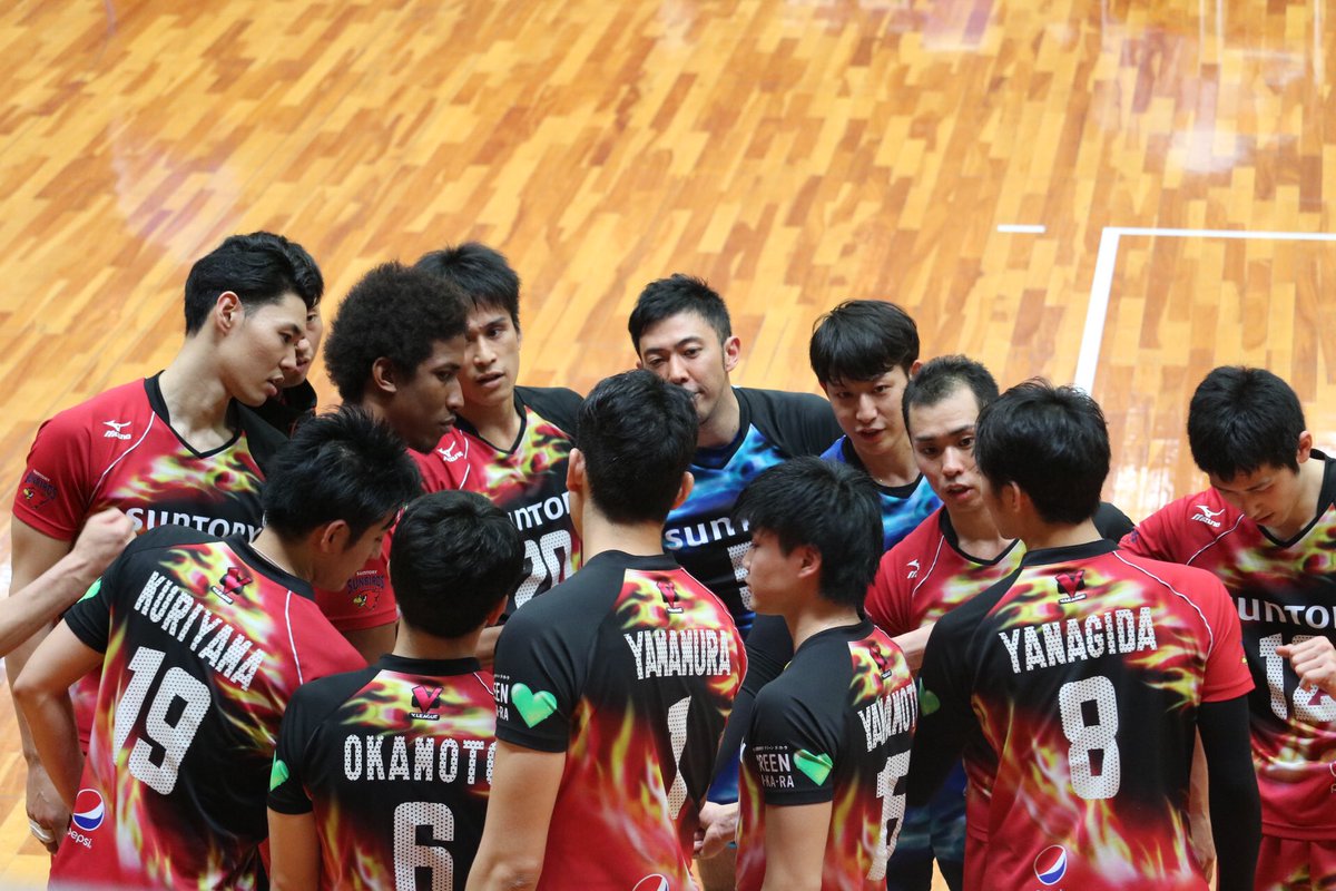 hy1_ss's tweet photo. 試合終了後、酒井さんがすぐに選手全員を集めた。それから再びチーム全員で思いを固めるかのように行くぞの掛け声。明日からは負けたらその瞬間終わる。一試合でも多く、今のサントリーサンバーズの試合が見たい。 https://t.co/UmNwZHEY1k