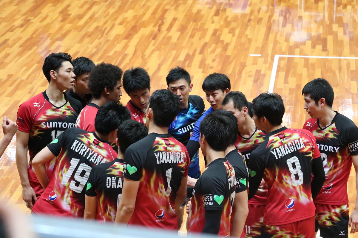 hy1_ss's tweet photo. 試合終了後、酒井さんがすぐに選手全員を集めた。それから再びチーム全員で思いを固めるかのように行くぞの掛け声。明日からは負けたらその瞬間終わる。一試合でも多く、今のサントリーサンバーズの試合が見たい。 https://t.co/UmNwZHEY1k