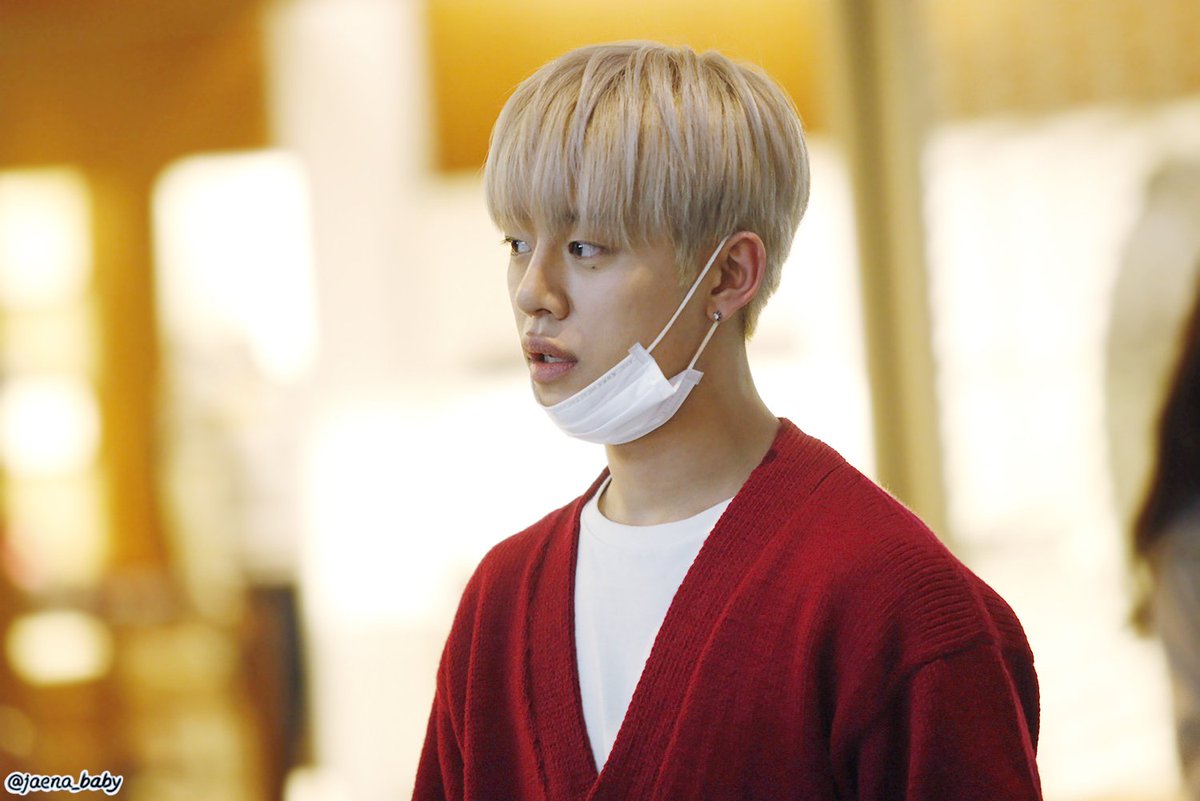 jaena_baby's tweet photo. [HQ] 170430 하네다 #BAP #대현 @BAP_Daehyun You~ are precious ♡ 대현아 좋은 하루 보내세요~!. https://t.co/qqU4a9VeHy