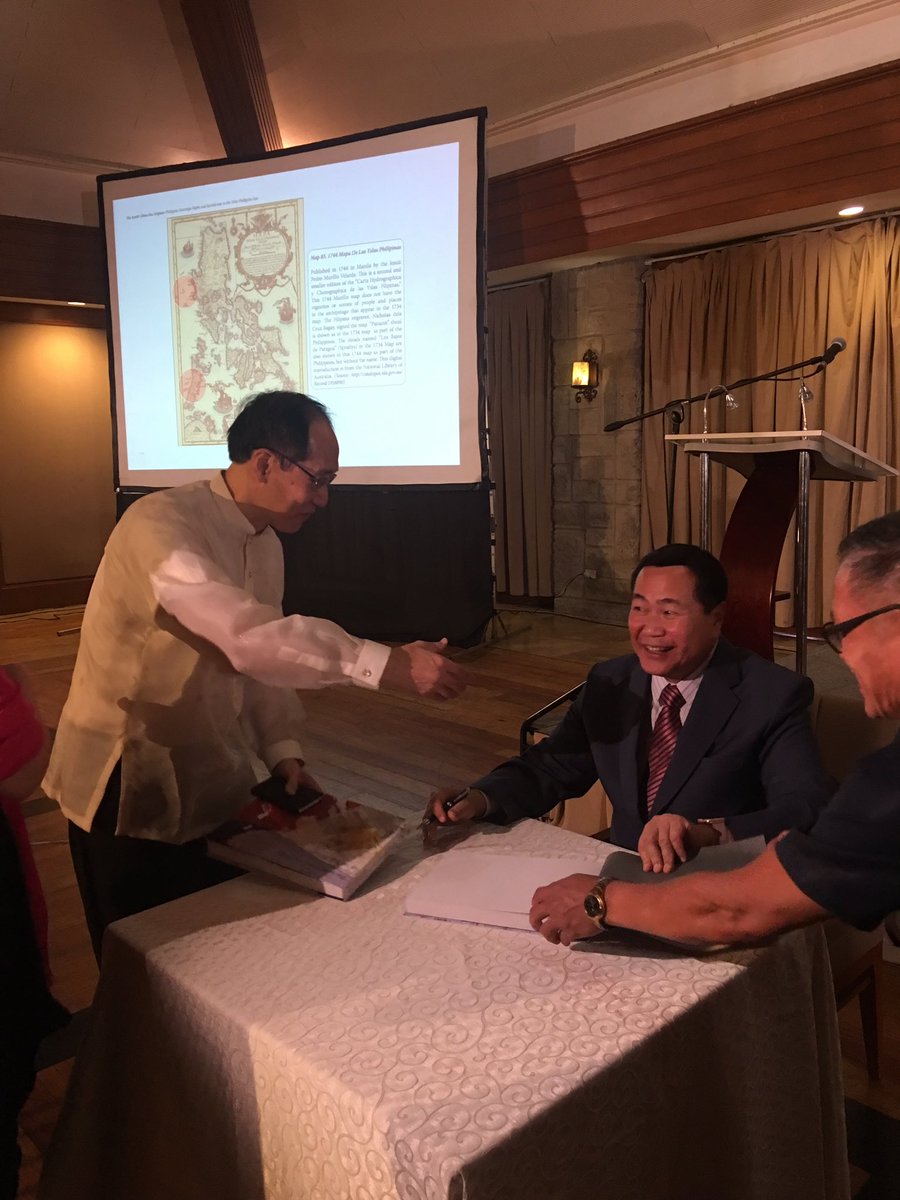 Jeanjacqnat's tweet photo. Justice Carpio signing limited printed copies of the ebook. Ebook is free everyone!! https://t.co/XONQXfVnIQ