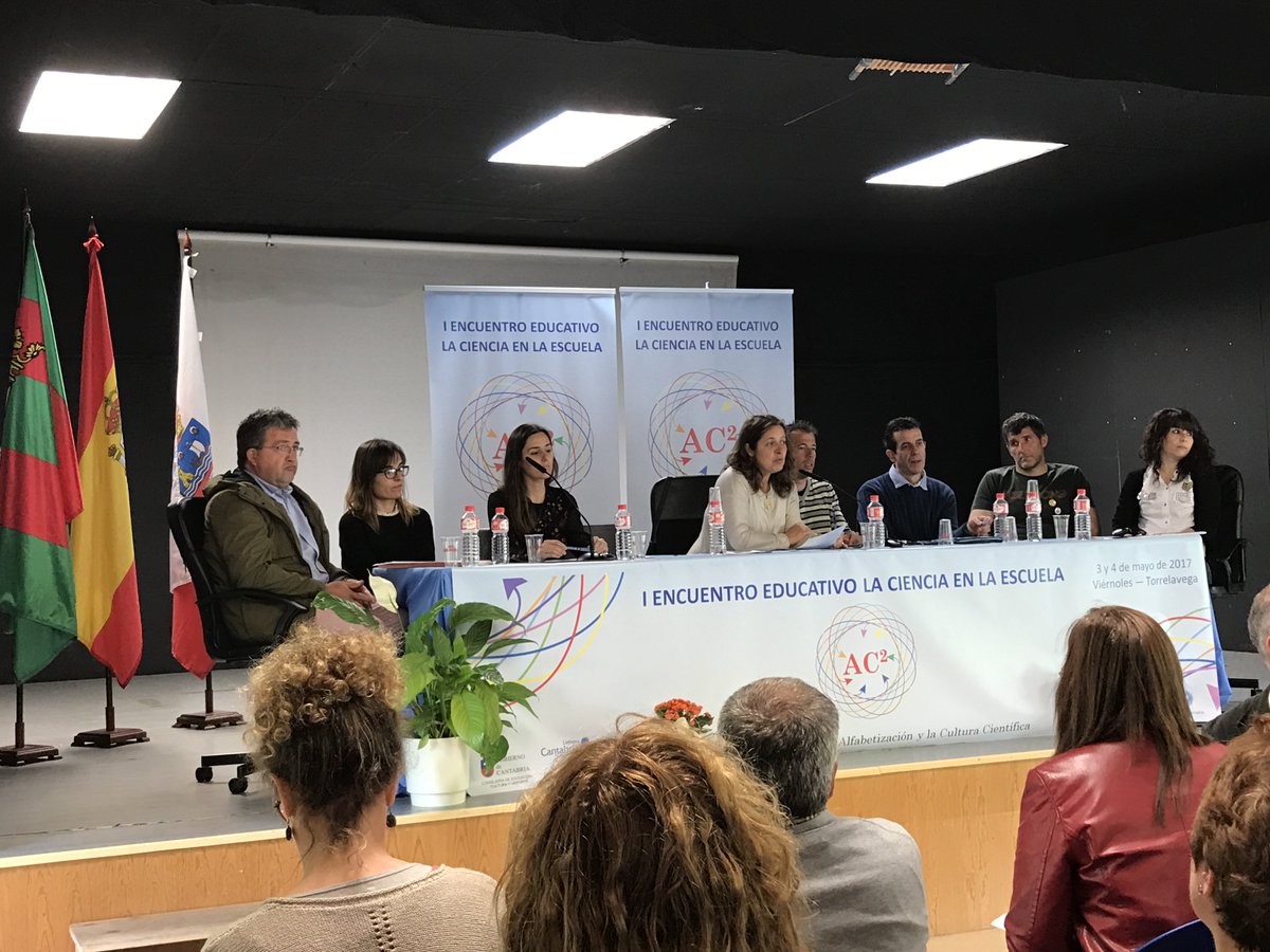 AngelFzDz's tweet image. Y continuamos el día en #ac2enlaescuela con la mesa redonda "¿Y por qué trabajar la ciencia?" ~ De profes para profes. ¡Todo un lujazo! 🤓📚📝