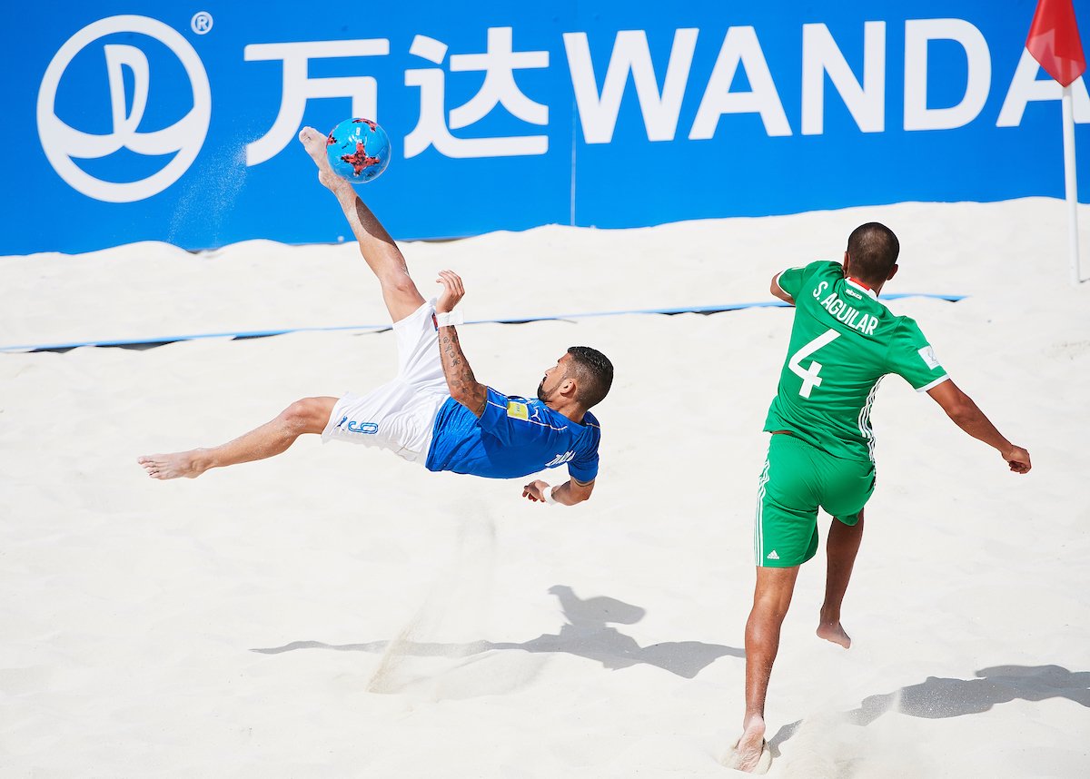 FIGC's tweet photo. #BeachSoccerWorldCup Stanotte alle 2h00 #Azzurri affrontano il Senegal nei quarti di finale: diff. @Eurosport_IT domani 9h15 @Nassau_Bahamas https://t.co/FyAHU0k5hN