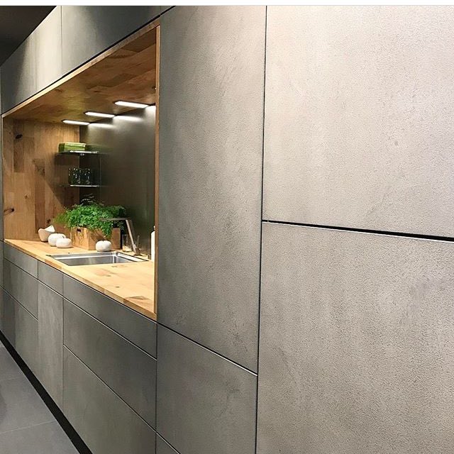 Sensacional cocina ❤️✔️Combinación perfecta  💡textura cuero gris ➕madera ❤️Inspiración 👉🏻vía instagram @rimo_kitchen