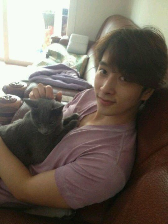 straykis's tweet photo. everyone stop what you are doing rn and look at this adorable picture of chansung and jeonggam thank you https://t.co/eI2fXZZ6iu