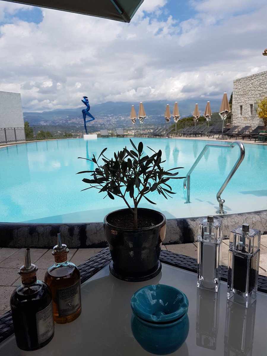 m_mandelli06's tweet photo. Entrain de déjeuner et de savourer au @LeMasCandille #nouveaumenu #piscine #bonheur https://t.co/EzUJ4kQ6l9