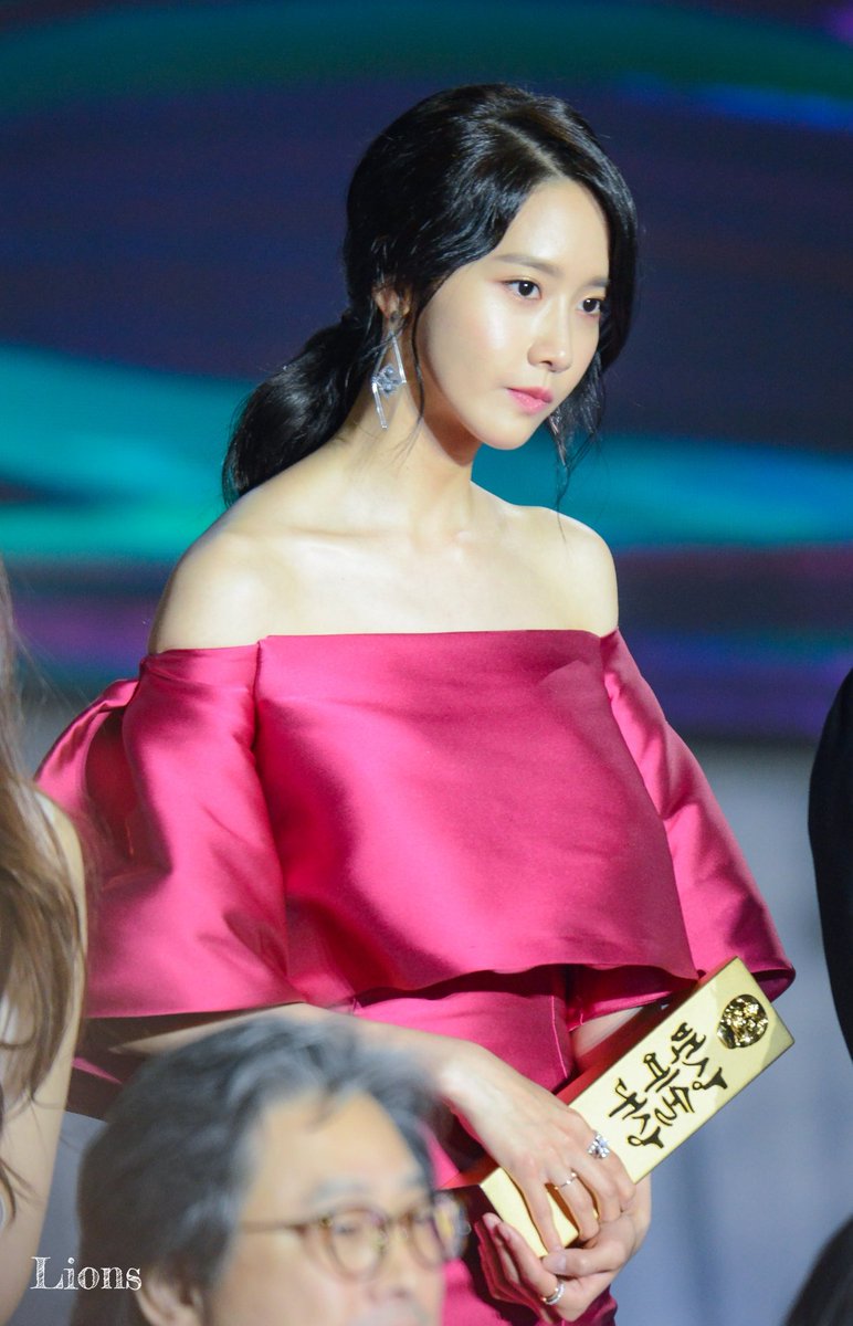 [PIC][03-05-2017]YoonA tham dự "53rd Baeksang Arts Awards" vào chiều nay + Giành "Most Popular Actress or Star Century Popularity Award (in Film)" - Page 2 C--ge63UAAAunMs