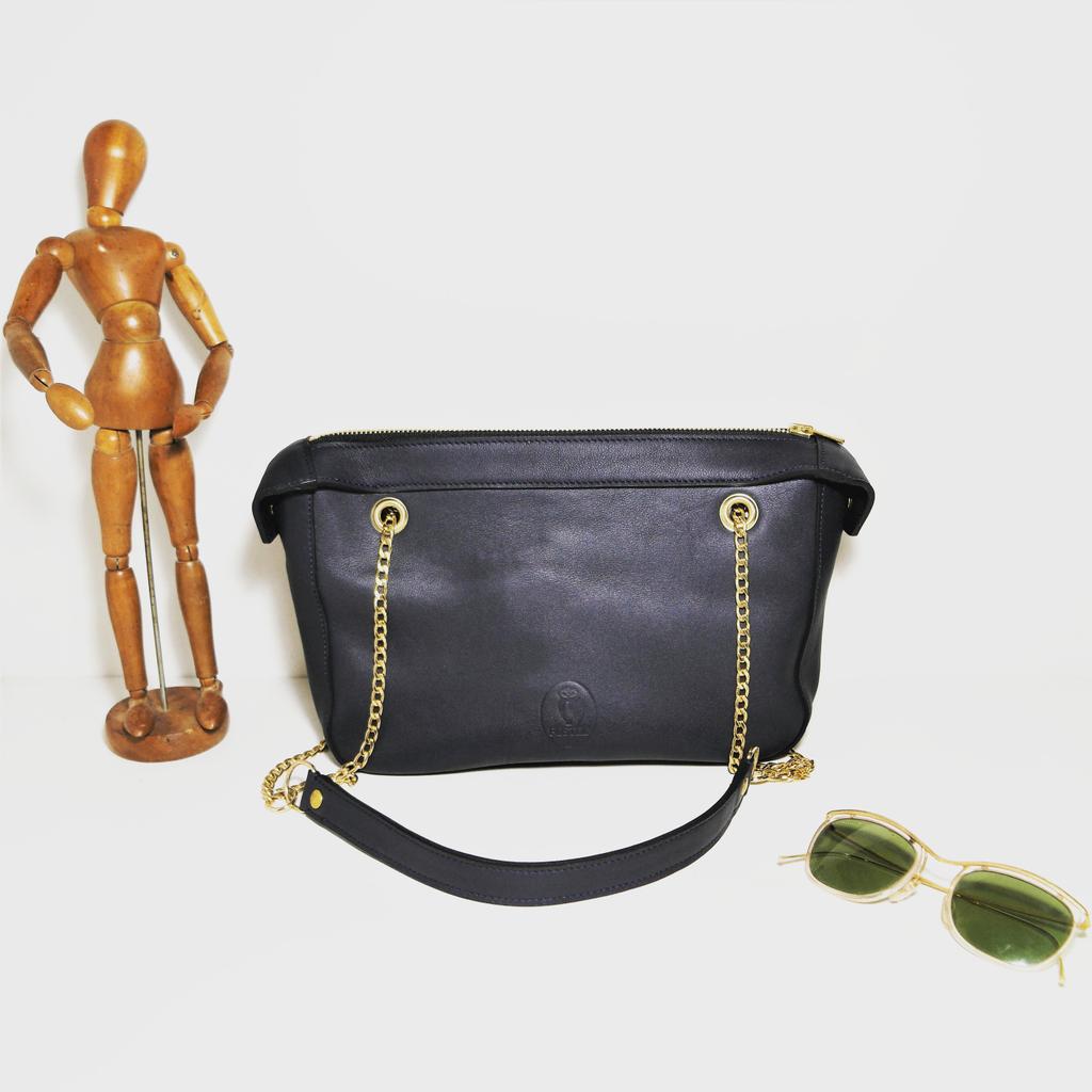 SacFustel's tweet photo. #Sac Eliaz CB17, en #cuir  de vachette #bleu  nuit, chaîne dorée pour un porté à l épaule. En vente sur @EtsyFR . #madeinFrance  . https://t.co/MHhr4IWEQV