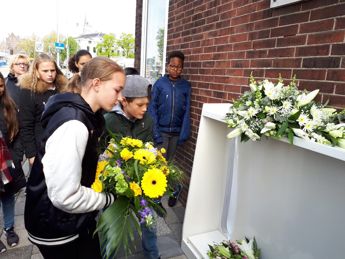 Obsdevoorzaan's tweet photo. Plechtige herdenking met groep 8 van #OBSdeVoorzaan bij ons monument aan de Prins Hendrikkade in Zaandam. #4/5mei https://t.co/2V7NUYHm1y