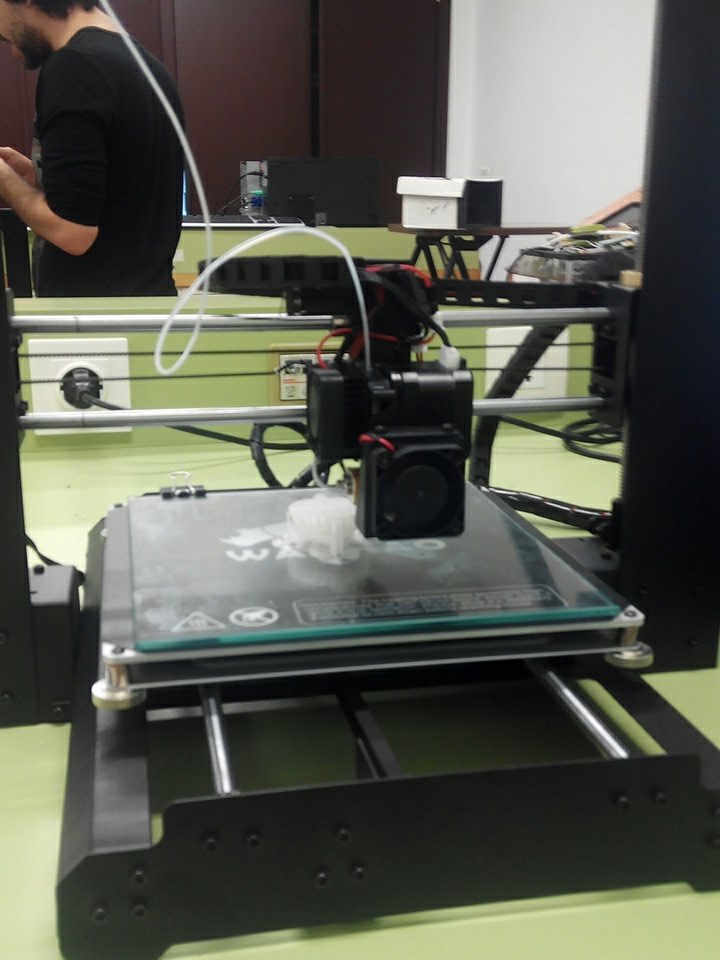 asespilez's tweet photo. Imprimiendo las primeras figuras. Primer angry Bird. #InaemTeruel3D https://t.co/nbcldL5ccT