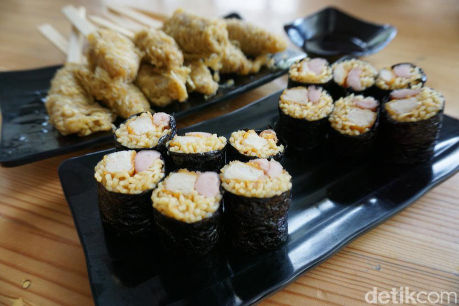 detikcom's tweet image. Warunk Exito: Mie Instan Bertransformasi Jadi Sushi dan Sate Gulung detik.id/Vx936D via @detikfood