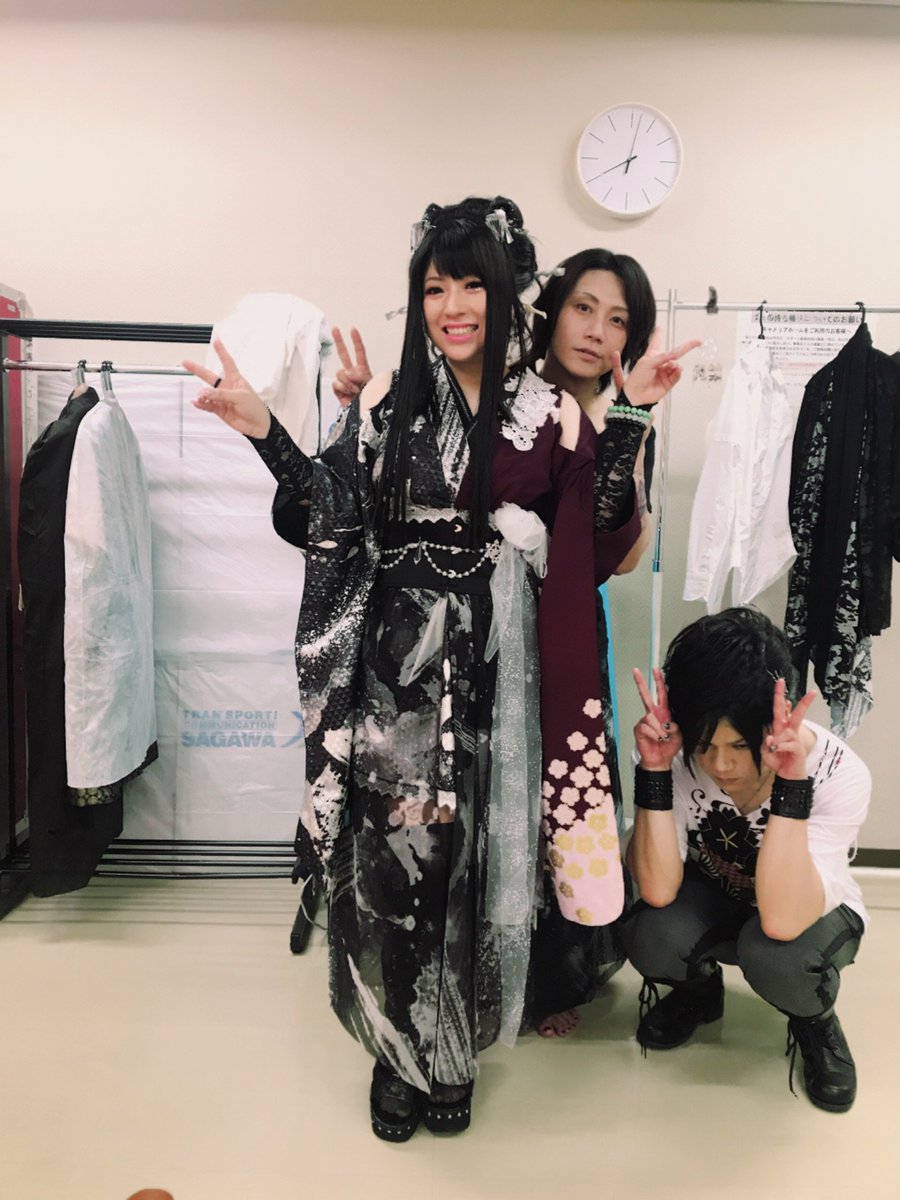 鈴華ゆう子yuko Suzuhana 松山ありがとー 今日は 雪よ舞い散れの衣装新バージョンでした W て 1人で写真撮ってもらったつもりがどんどん増えてたーwww