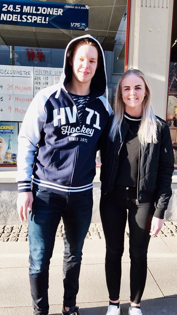 Två målvaktstalanger, <a href="/amandahilll/">Amanda Hill</a> &amp; <a href="/SoderstromLinus/">Linus Söderström</a> i samspråk på Ö Storgatan i Jönnet. #innebandy #ishockey #godagrannar