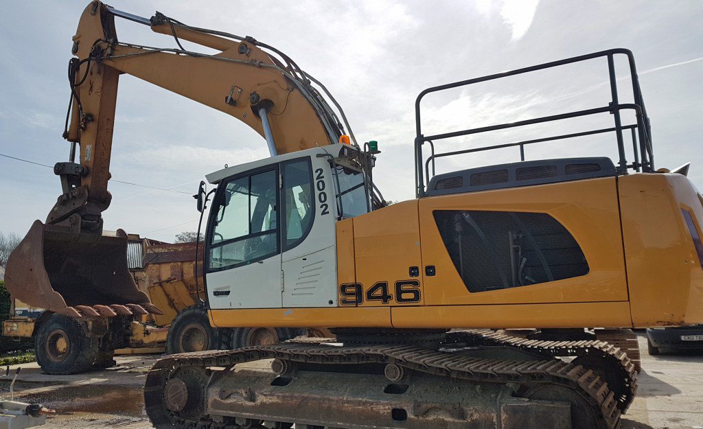 TGlobalPlant's tweet photo. The Liebherr 946 LC comes complete with Tetra quick hitch. Undercarriage is 80% good and… https://t.co/3Lz2NLKJbb https://t.co/7EuYlS6mRp