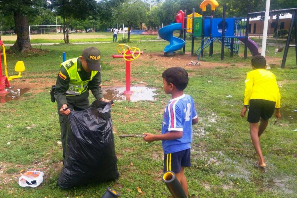 PoliciaDeCesar's tweet photo. @PoliciaColombia junto a #PJAC de #Mariangola realizan jornada de limpieza y recuperación de parque principal para beneficiar de los 👦👧👶 https://t.co/vHsBR91wQP
