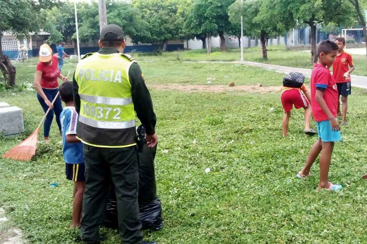 PoliciaDeCesar's tweet photo. @PoliciaColombia junto a #PJAC de #Mariangola realizan jornada de limpieza y recuperación de parque principal para beneficiar de los 👦👧👶 https://t.co/vHsBR91wQP