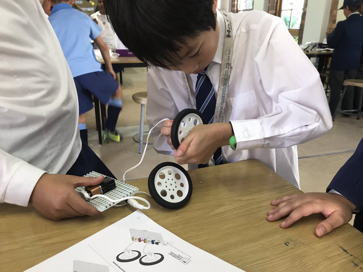 InspireEduZA's tweet image. Gr3 are buzzing excitedly as @RubyPerks opens the @littleBits boxes 4 the first time! &quot;This is like robotics but techier!&quot; @ParklandsTweet