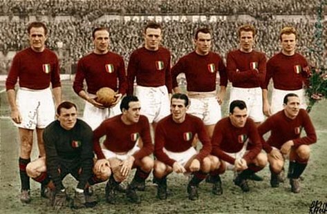 PepiTorres17's tweet photo. Un 4 de Mayo, pero de 1949, sucedió una de las historias más tristes del fútbol, el plantel del Torino desaparecía en un accidente aéreo. https://t.co/kR62erAG2J