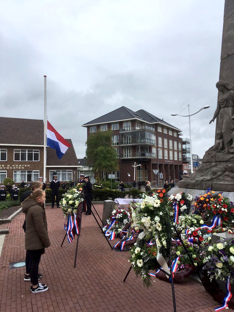 admiraalTas's tweet photo. Voor hen die vielen en de hoogste prijs betaalden voor onze vrijheid. Waakzaamheid EN weerbaarheid ook in 2017 actueel. #4mei #DenHelder https://t.co/IiizfsSCjY