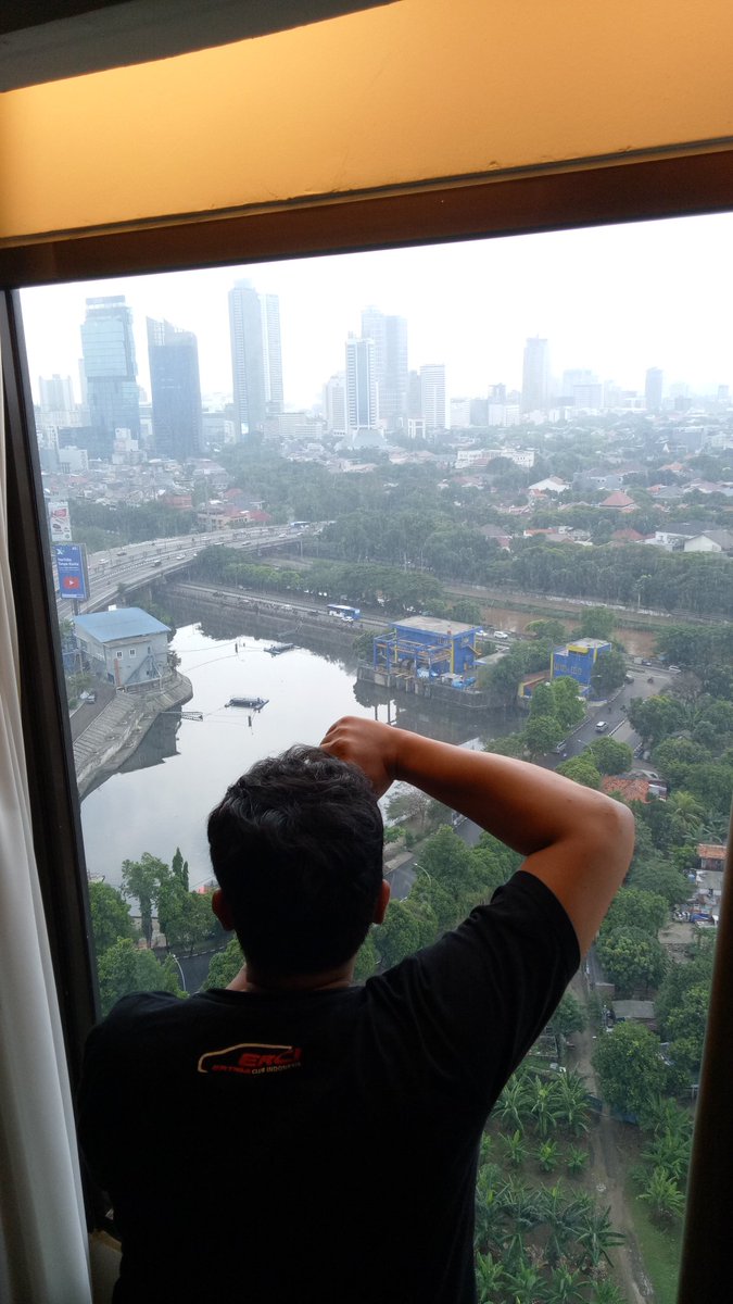 imambutonk's tweet photo. Jakarta di sore hari.. https://t.co/RlUsp5bR0Y