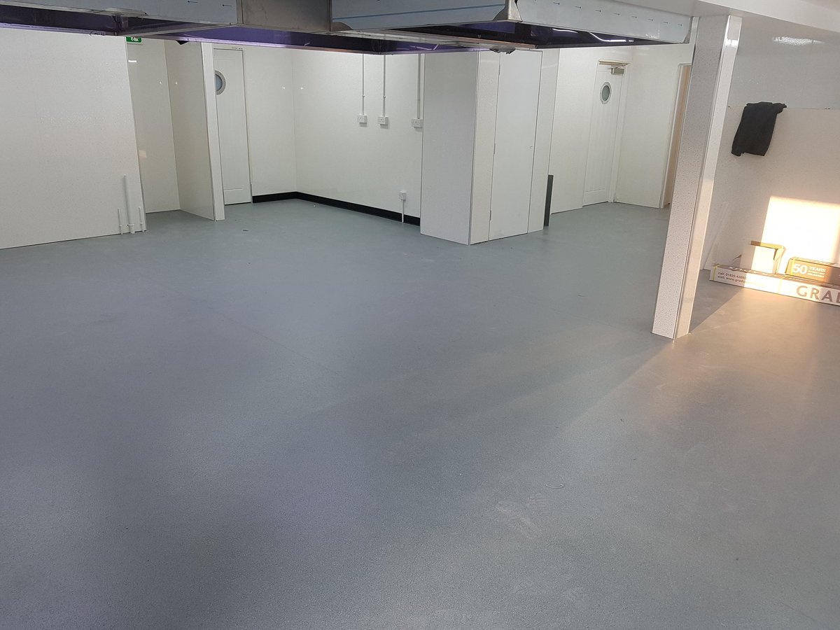 rubyflooringltd's tweet image. New kitchen fitted with @Polyflorltd safety floor and adhered with @FBallUK 46 🖒