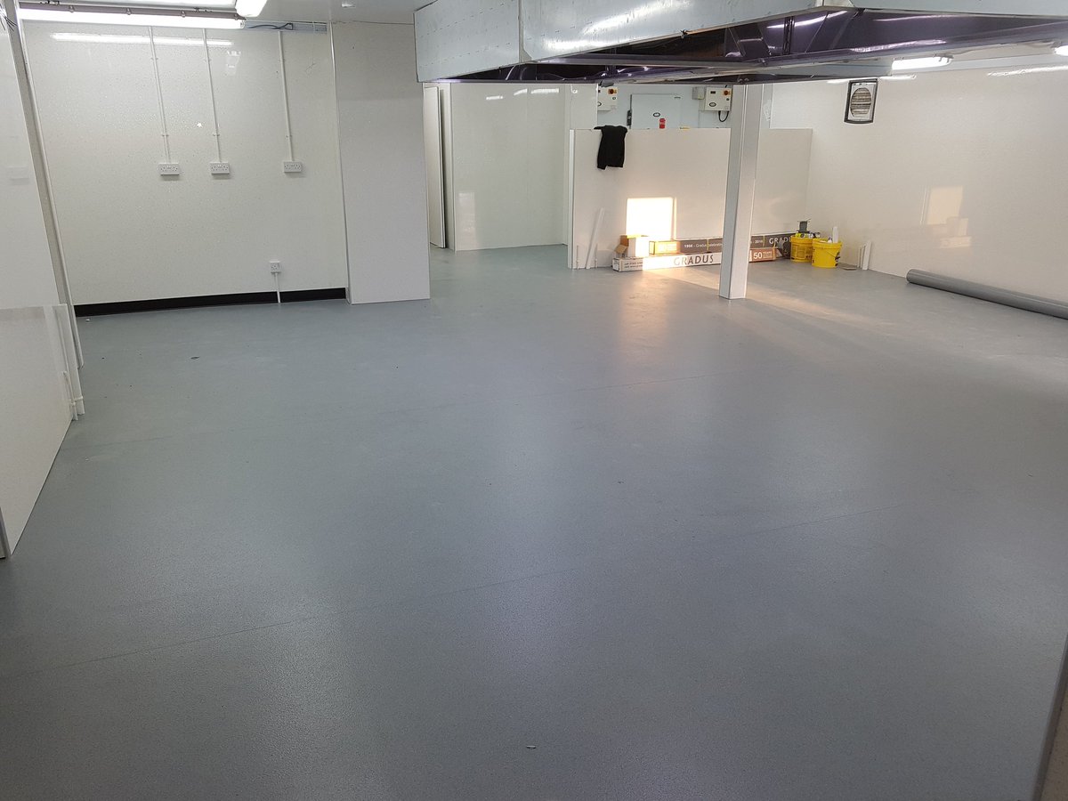 rubyflooringltd's tweet image. New kitchen fitted with @Polyflorltd safety floor and adhered with @FBallUK 46 🖒