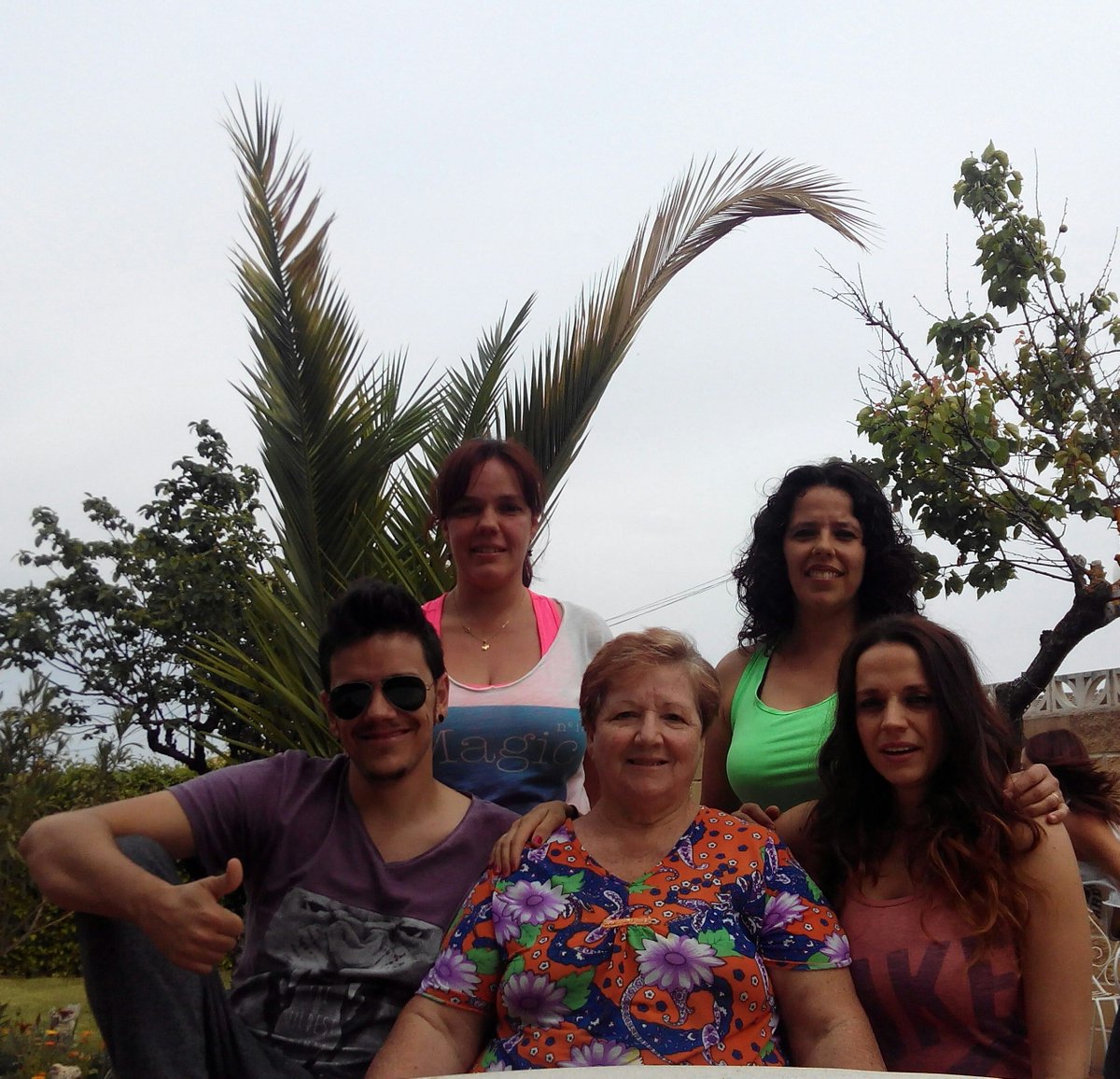 Eva_Leyva's tweet photo. Aquí va mi foto, @mtmad viendo @AR  #mtmum, mi madre y mis 3 herman@s, grande, todo un ejemplo, desde que soy madre aun la valoro mucho mas! https://t.co/eOIPfwHP1S
