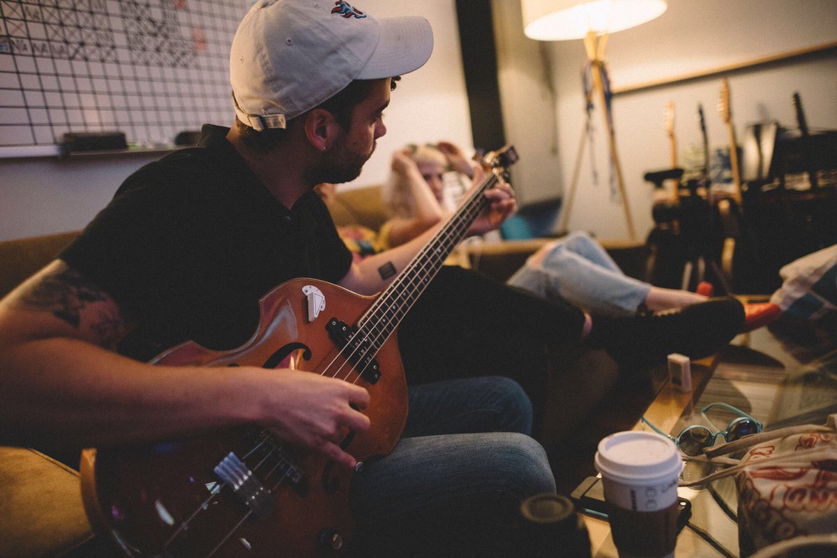 paramorebrasil's tweet image. Novas fotos do Paramore durante as gravações do álbum 'After Laughter'! paramore.com.br