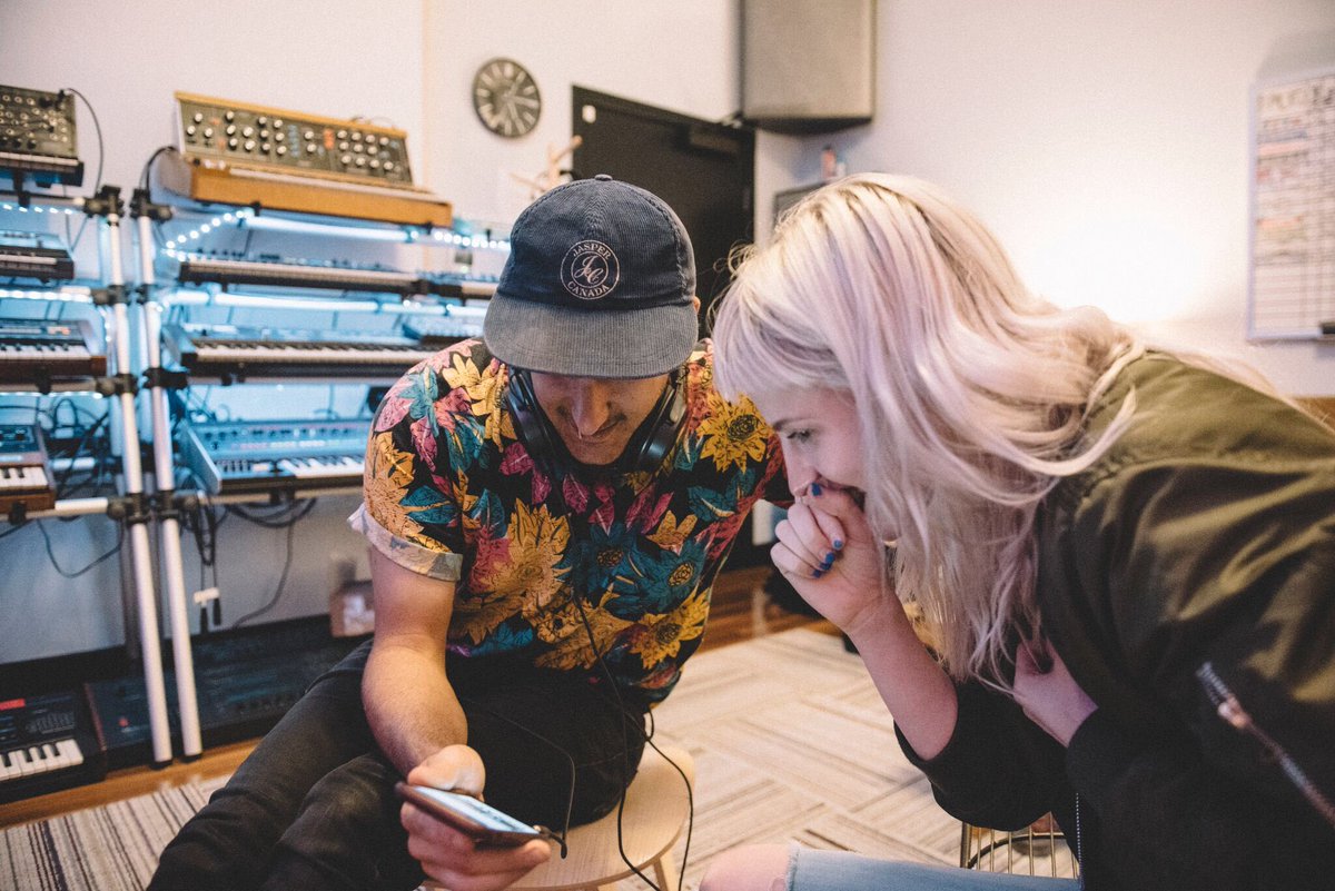 paramorebrasil's tweet image. Novas fotos do Paramore durante as gravações do álbum 'After Laughter'! paramore.com.br